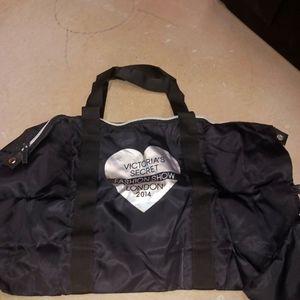 VICTORIA'S SECRET NEW NWT 2014 FASHION SHOW DUFFLE BAG PLUS POUCH PURSE RARE HTF
